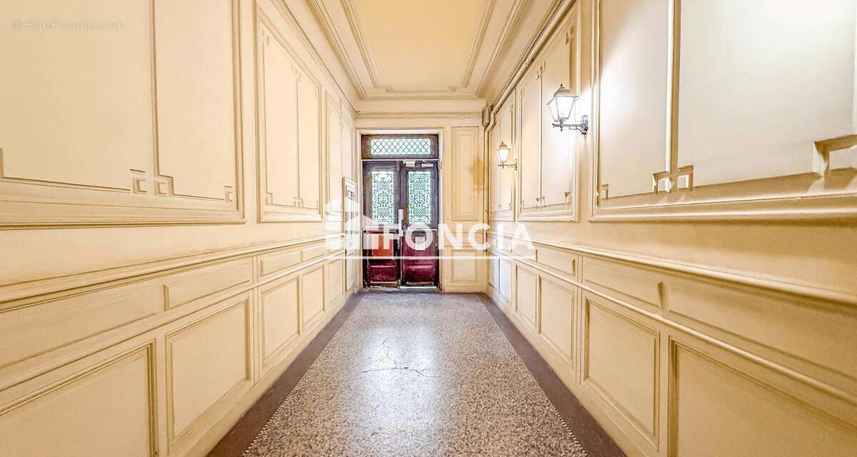 Halles Laissac / Gare Saint Roch - Spacieux FF7 au sein d'un immeuble haussmanien remarquable ! - photo 2