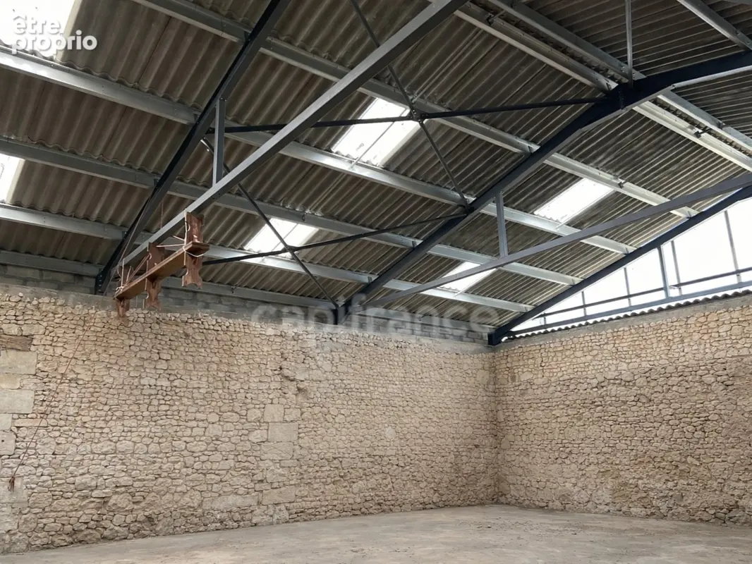 Demeure de caractère avec piscine et dépendances - Un lieu à réinventer - Chevanceaux (17) - photo 15