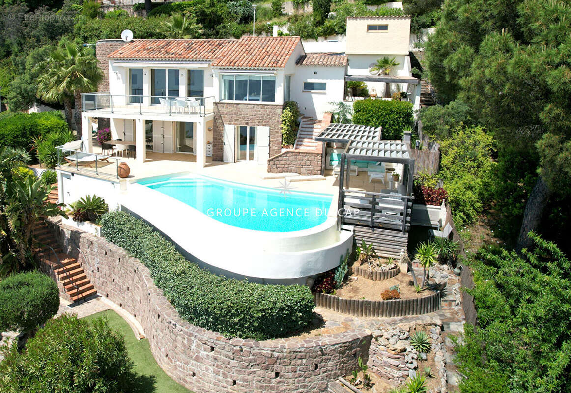 À vendre villa de charme 5 pièces 150m² 3 chambres piscine 3 garages boulodrome - photo 2