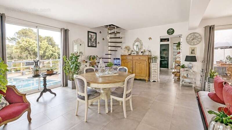 VERNÈGUES - secteur Cazan (13)  Magnifique maison de 190 m² avec vue panoramique & revenus locatifs - photo 13