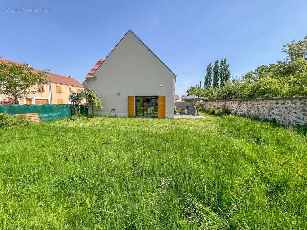 Maison à LE MESNIL-SAINT-DENIS