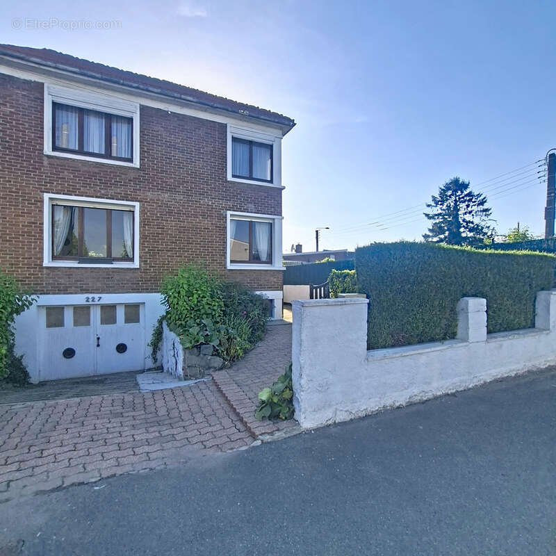 Maison à QUIEVRECHAIN