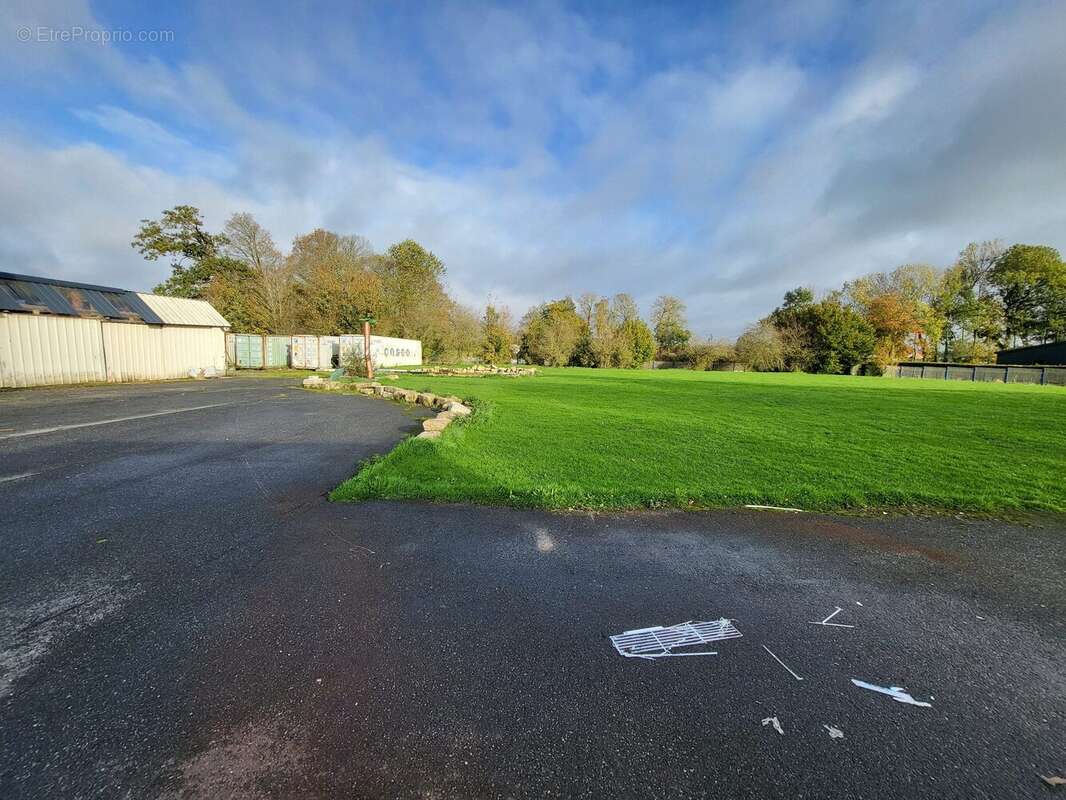 Commerce à ANGERVILLE-L&#039;ORCHER