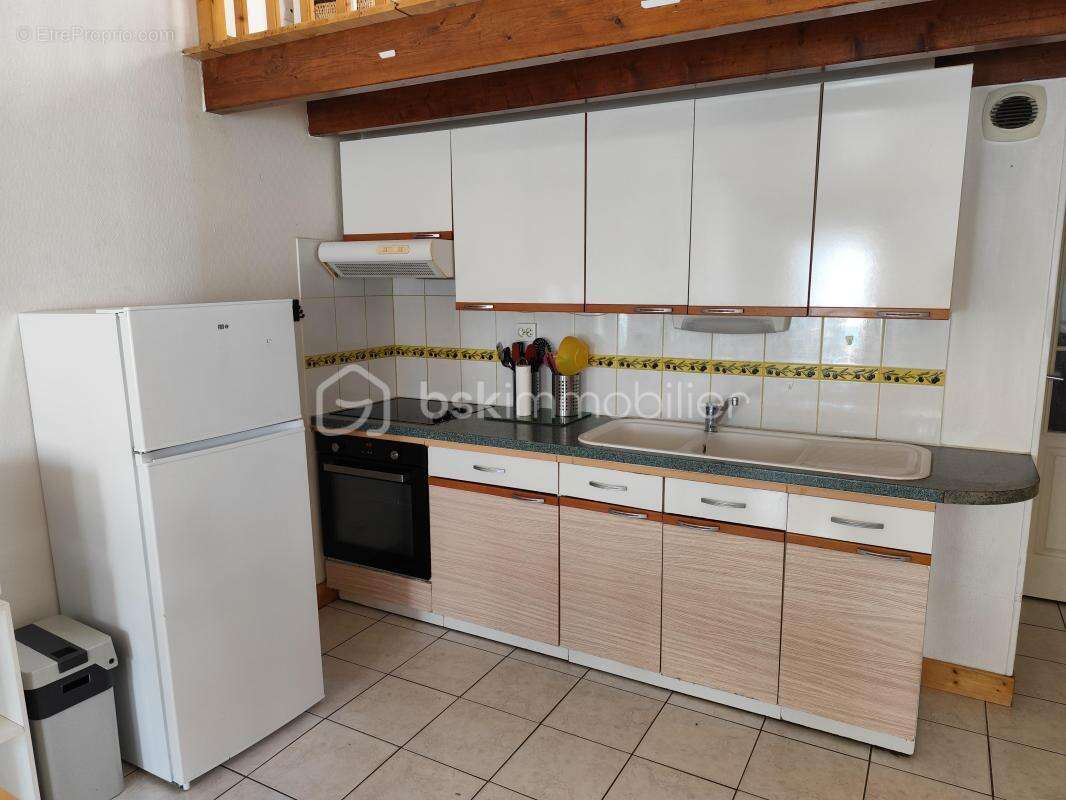Ensemble immobilier de 108 m2 divisée en 2 logements de 54m2 chacun) avec grand garage 78m2 , un balcon et une cours extérieure - photo 8