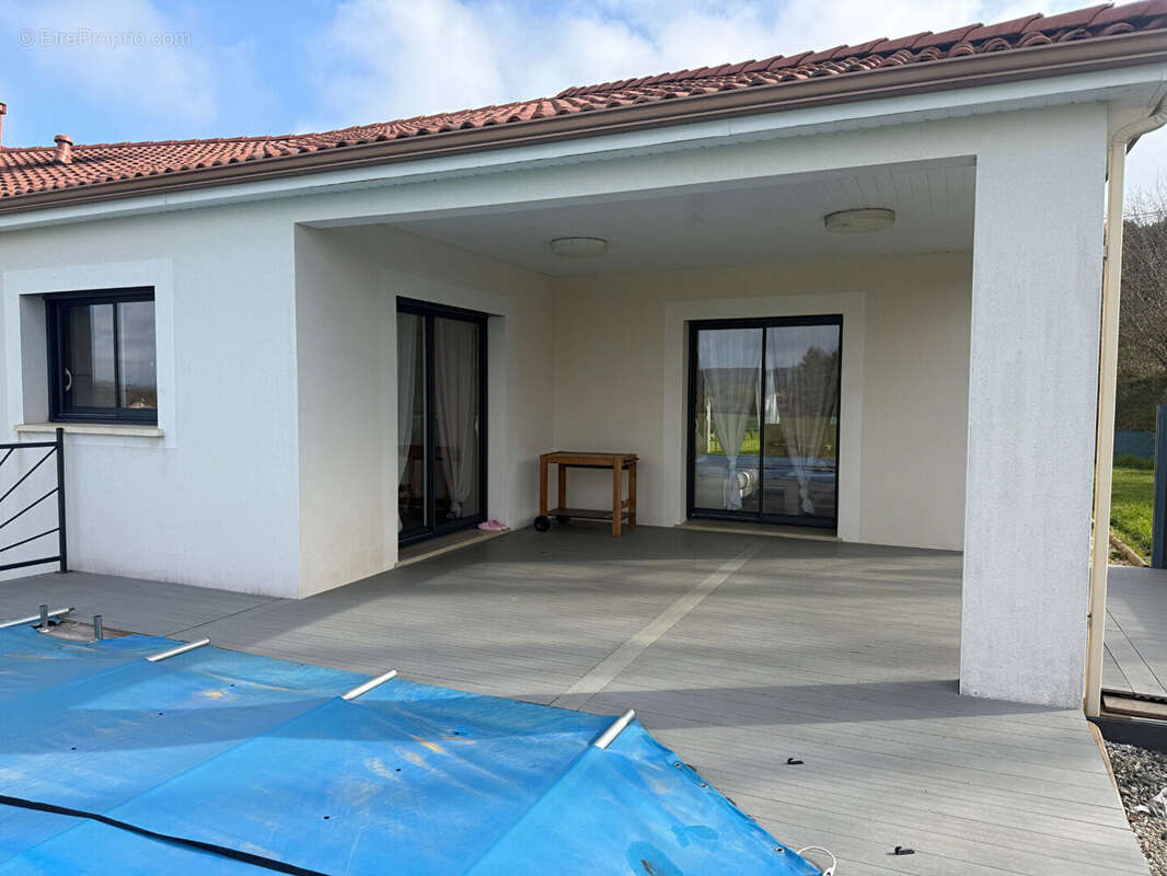 Maison à SAINT-LEONARD-DE-NOBLAT