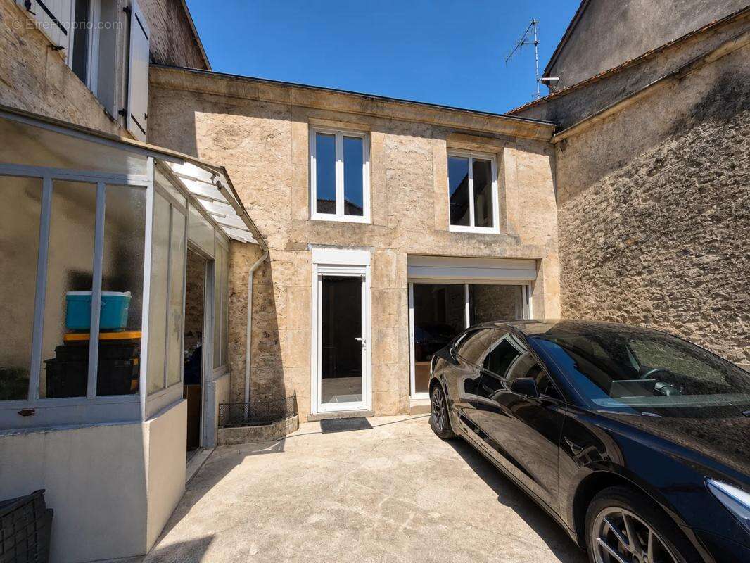 Maison de 7 pièces de 160 m² situé à Jarnac - photo 10