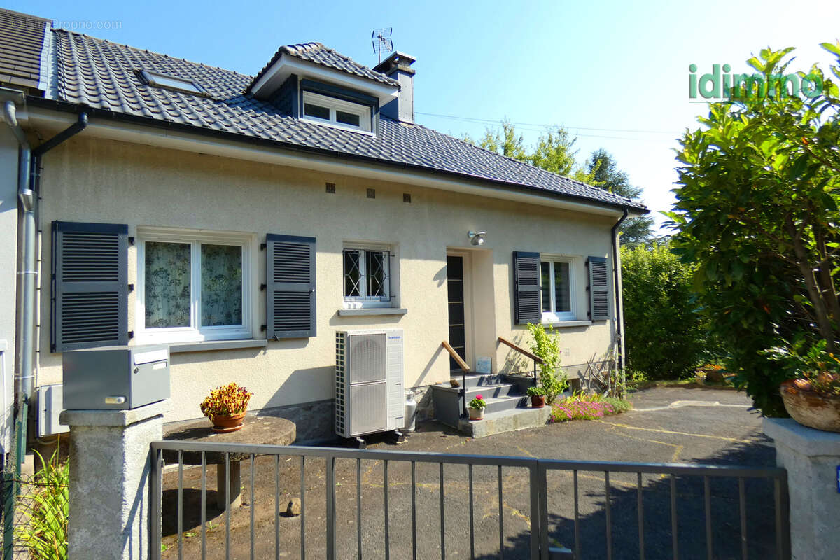 Maison à VIC-SUR-CERE