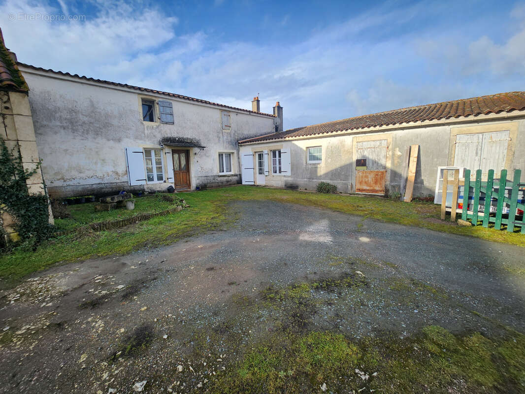 Maison en pierre avec dépendances et fort potentiel - photo 3