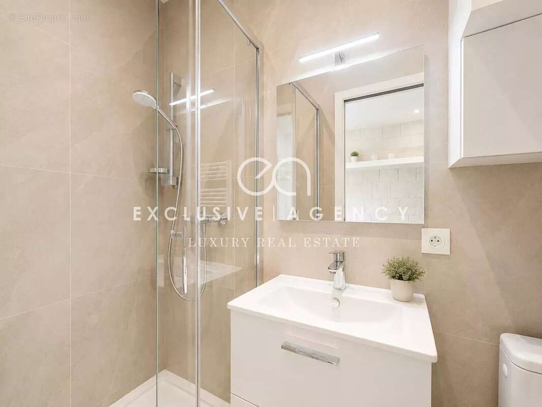 Cannes suquet vente 4 studios entierement renovés - photo 4