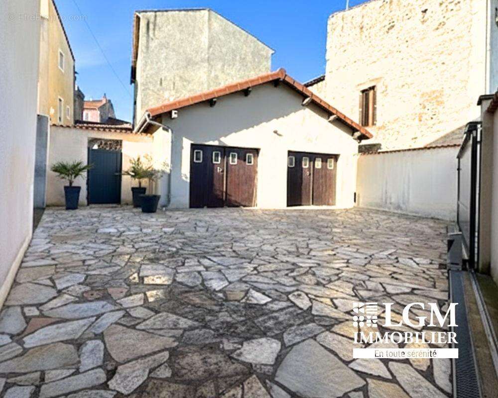 Maison à LE BREUIL-SUR-COUZE