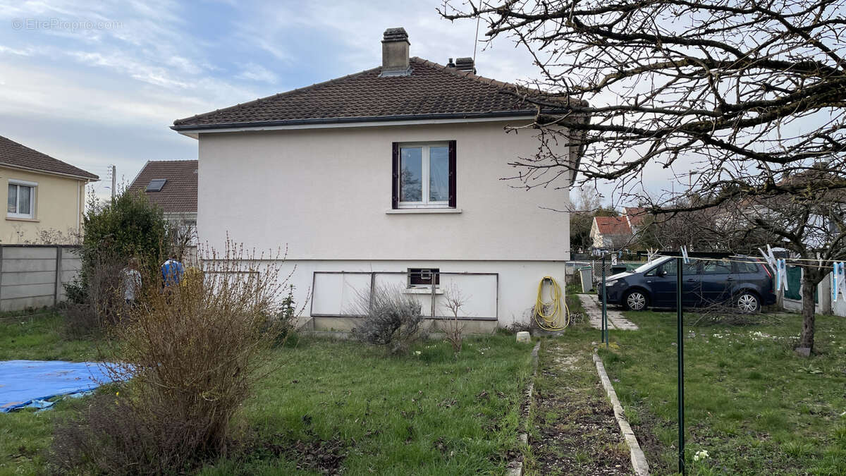 Maison à LA CHAPELLE-SAINT-LUC