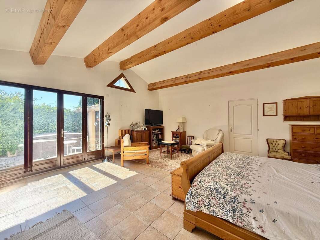 Maison de plain-pied rénovée avec 4 chambres, piscine et garage - photo 6