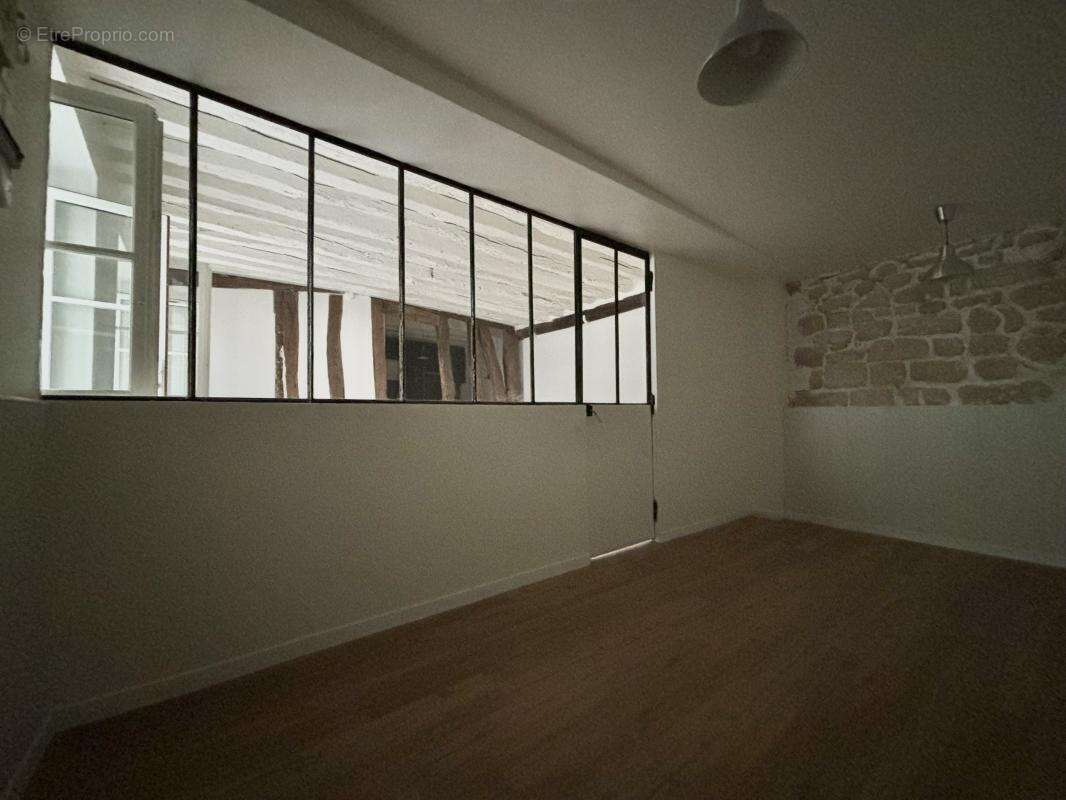 Commerce à PARIS-6E