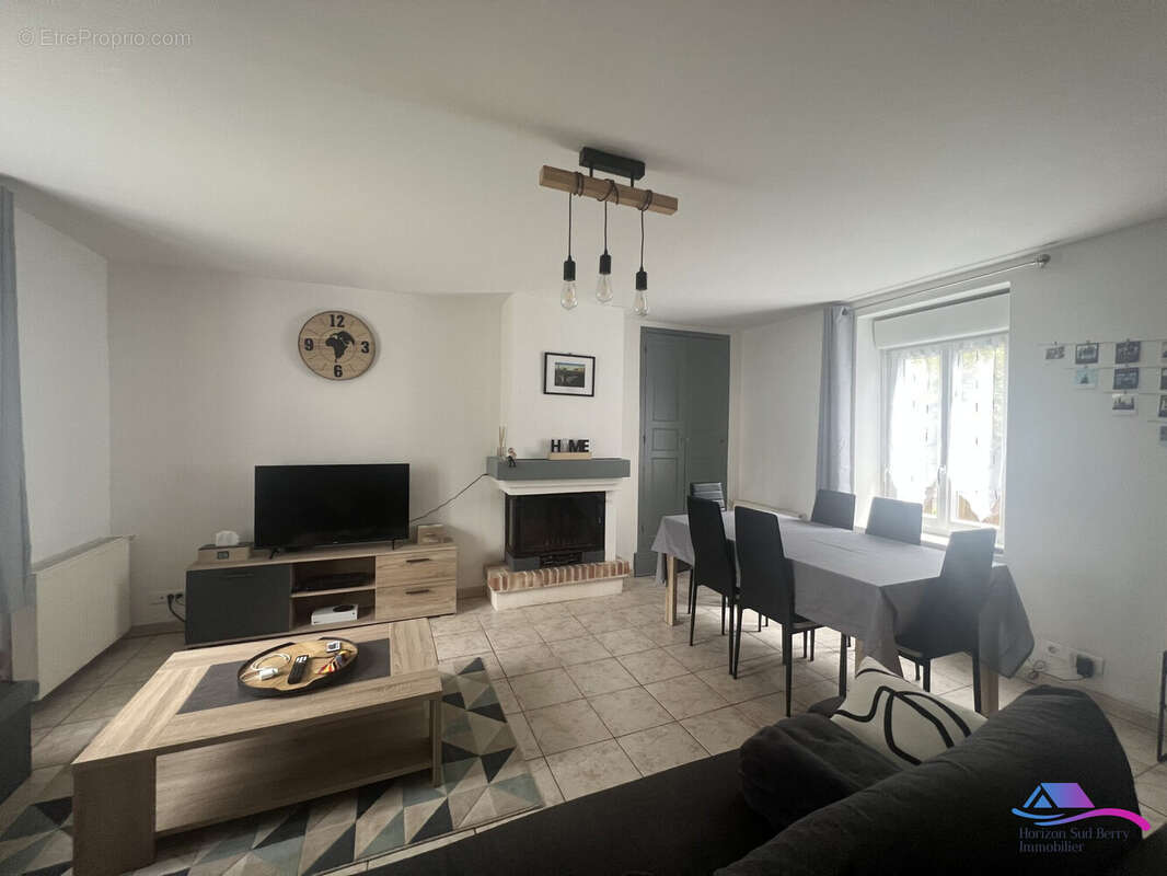 SALON/ SALLE A MANGER - Maison à CHATEAUMEILLANT