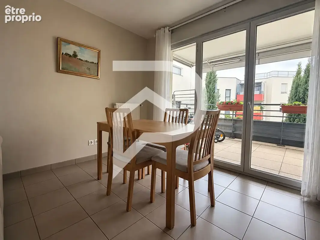 Meyzieu Gare - T4 de 78 M² - Terrasse, climatisation et double garage - photo 4