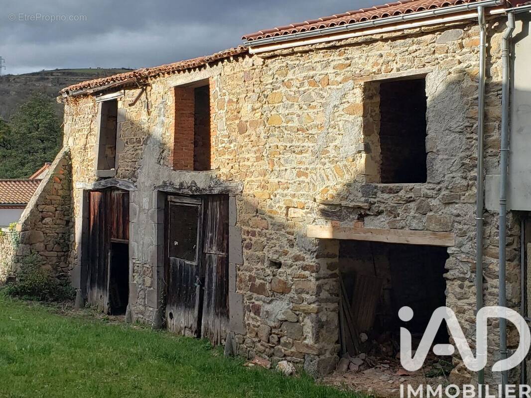 Photo 1 - Parking à SAINT-FLORET