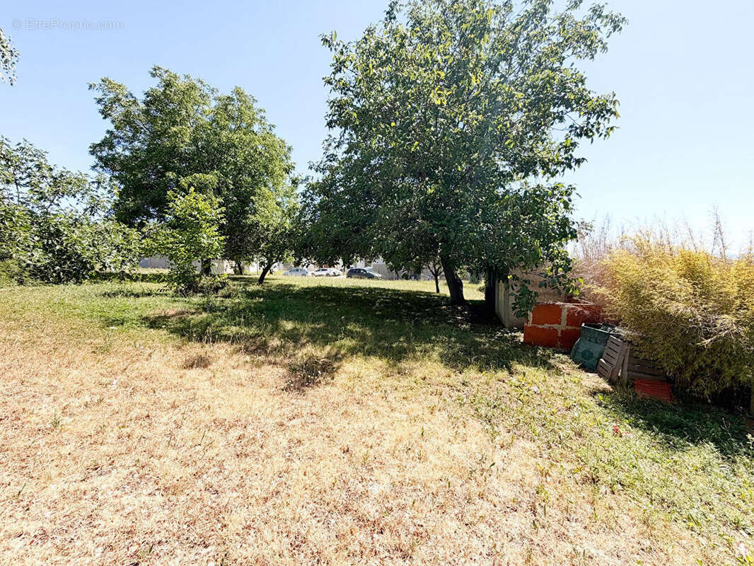 Terrain constructible de 759 m2 - photo 3