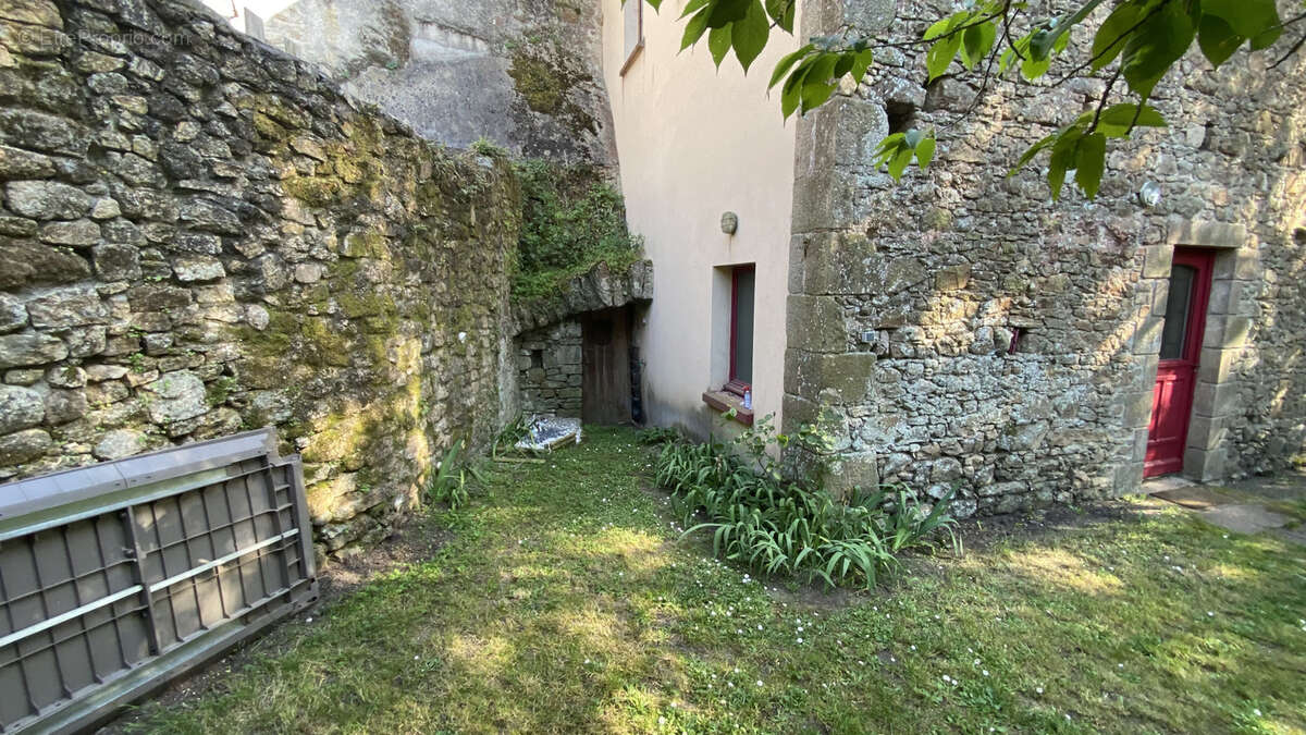 Maison de bourg et trés jolie dépendance 170 m2 et du terrain au centre de Tiffauges 232500 € frais d'agence i - photo 5