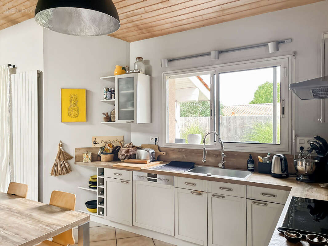 EYSINES CENTRE - Maison plain-pied 130m² sur 600m² de parcelle en 2e ligne - Calme - photo 4