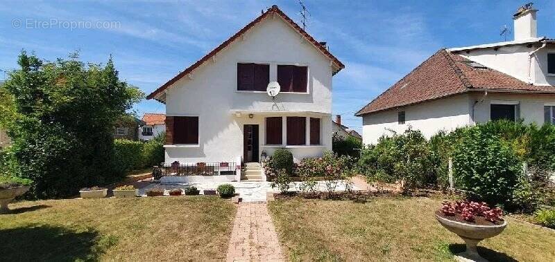 Maison à SAINTE-GENEVIEVE-DES-BOIS