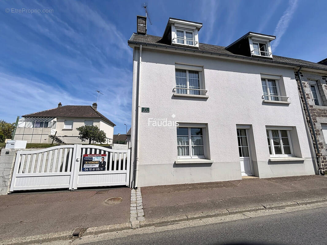 Maison à SOULLES