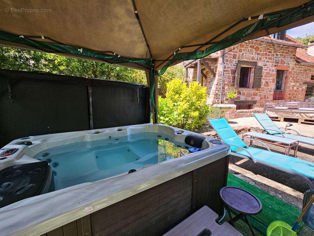 Maison à COLLONGES-LA-ROUGE