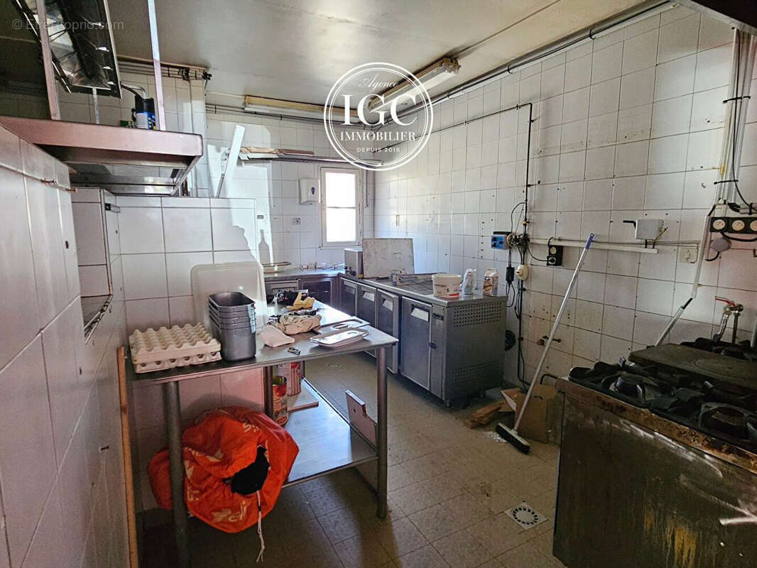 Commerce à CHATEAUNEUF-LES-MARTIGUES