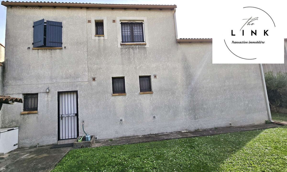 La face nord avec l&#039;accès buanderie, garage. - Maison à ARLES