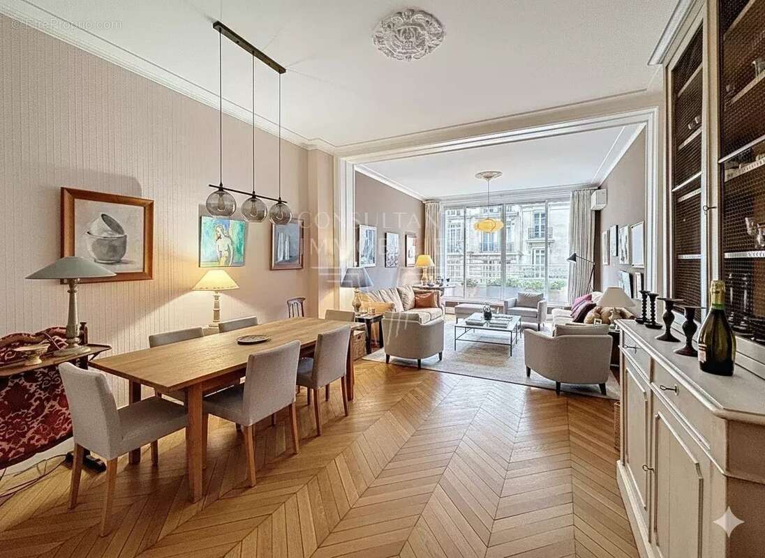 Appartement à PARIS-16E
