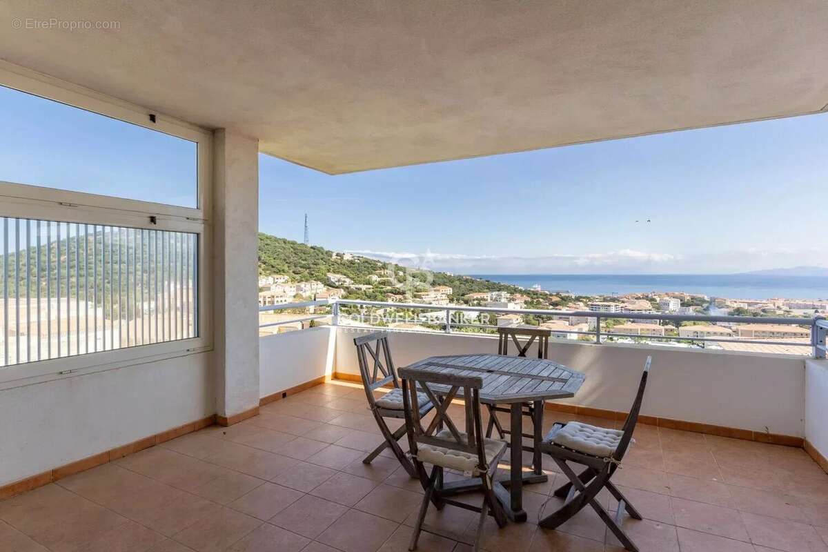 L'ile-rousse - Charmant T3 standing - vue mer imprenable - cave, parking & garage - photo 2