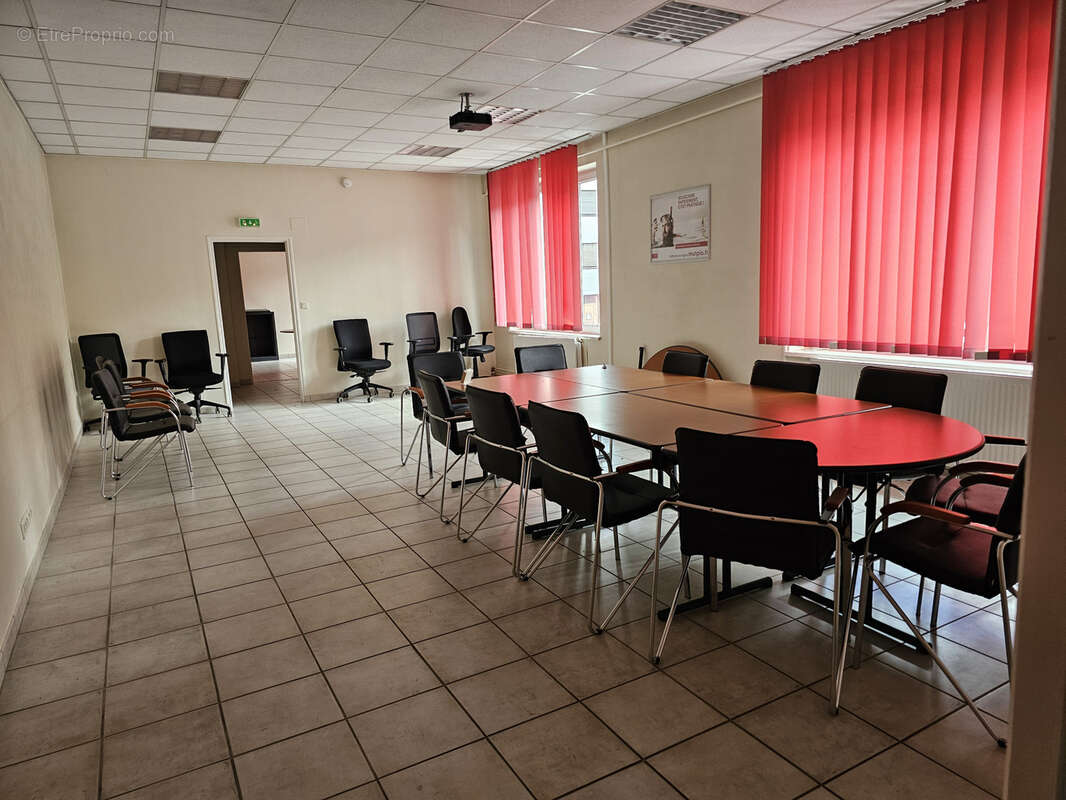 Local professionnel de plus de 400 m2 au centre ville de longwy - photo 7