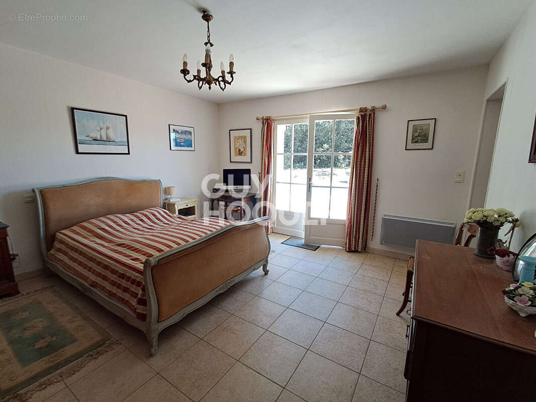 Maison à vendre à La Flotte - 5 pièces, piscine, grand terrain - photo 10