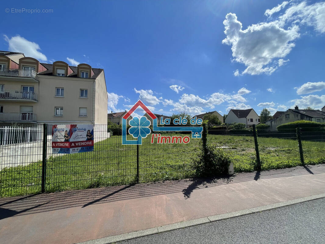 Terrain à MOISSY-CRAMAYEL
