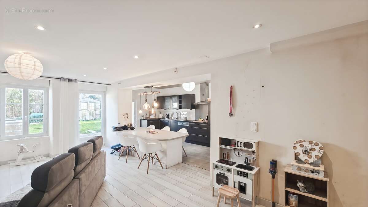 Maison à vendre 5 pièces d'environ 126m² à SAINT JEAN D'ANGELY (17) 4 chambres, 1 garage, proche centre ville, sur un terrain d' - photo 12