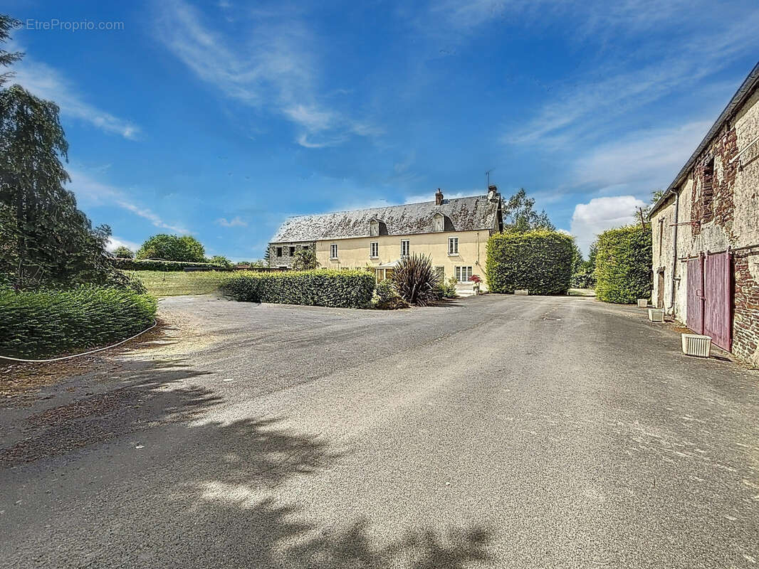 Maison à CONDE-SUR-VIRE