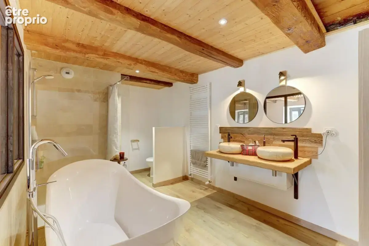 Propriété de caractère de 290 m² bâtis, Saint-Pierre-Roche — Maison rénovée 130 m² + grange de 160 m² à restaurer - photo 12