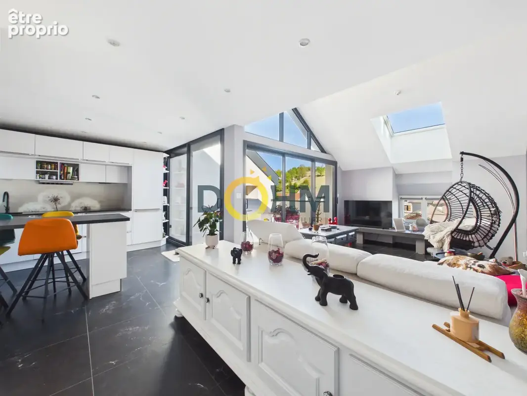 Centre-ville d'Yssingeaux - Duplex de 80,62 m2 avec terrasse, cave et place de stationnement. - photo 4