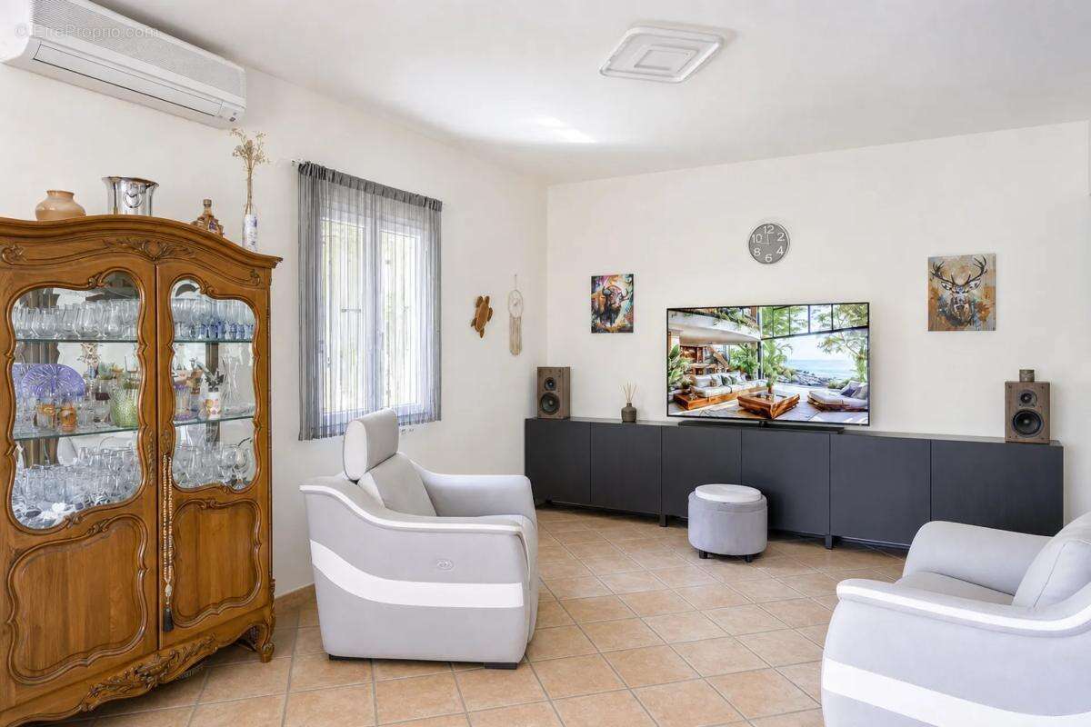 Villa avec piscine et véranda à Marseille 12ème - photo 2