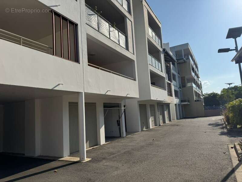 Coup de coeur pour ce splendide T2 de 81 M2 dont 52m2 habitable, à CAYENNE vue océan - photo 7