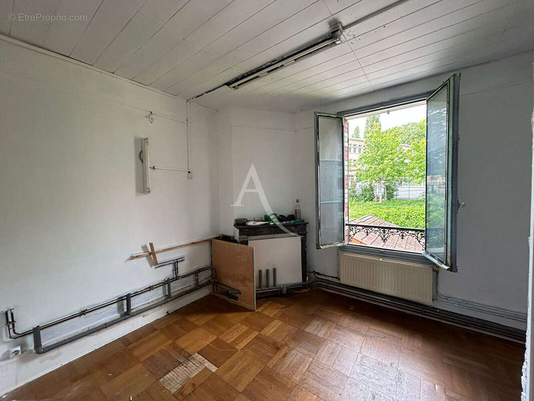 Appartement avec 2 caves et une dependance - photo 4
