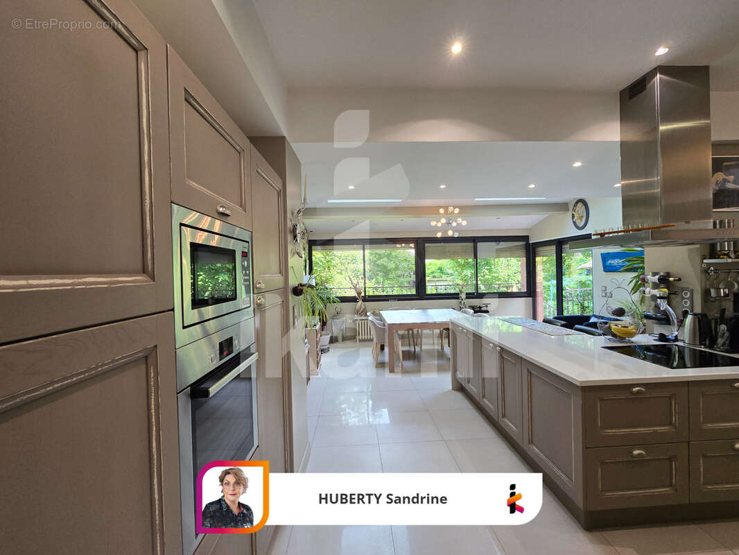 Livry Gargan, secteur Jacob grande maison de 220 m2 idéal artisan ou profession libérale - photo 2