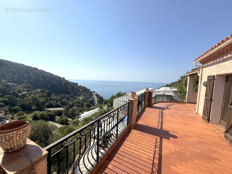Grand 4 pièces au dernier étage de maison avec terrasses, parkings et vue mer. - photo 9