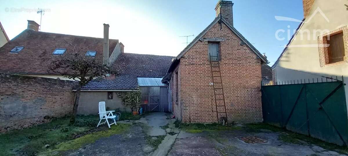 Maison à SELLES-SAINT-DENIS