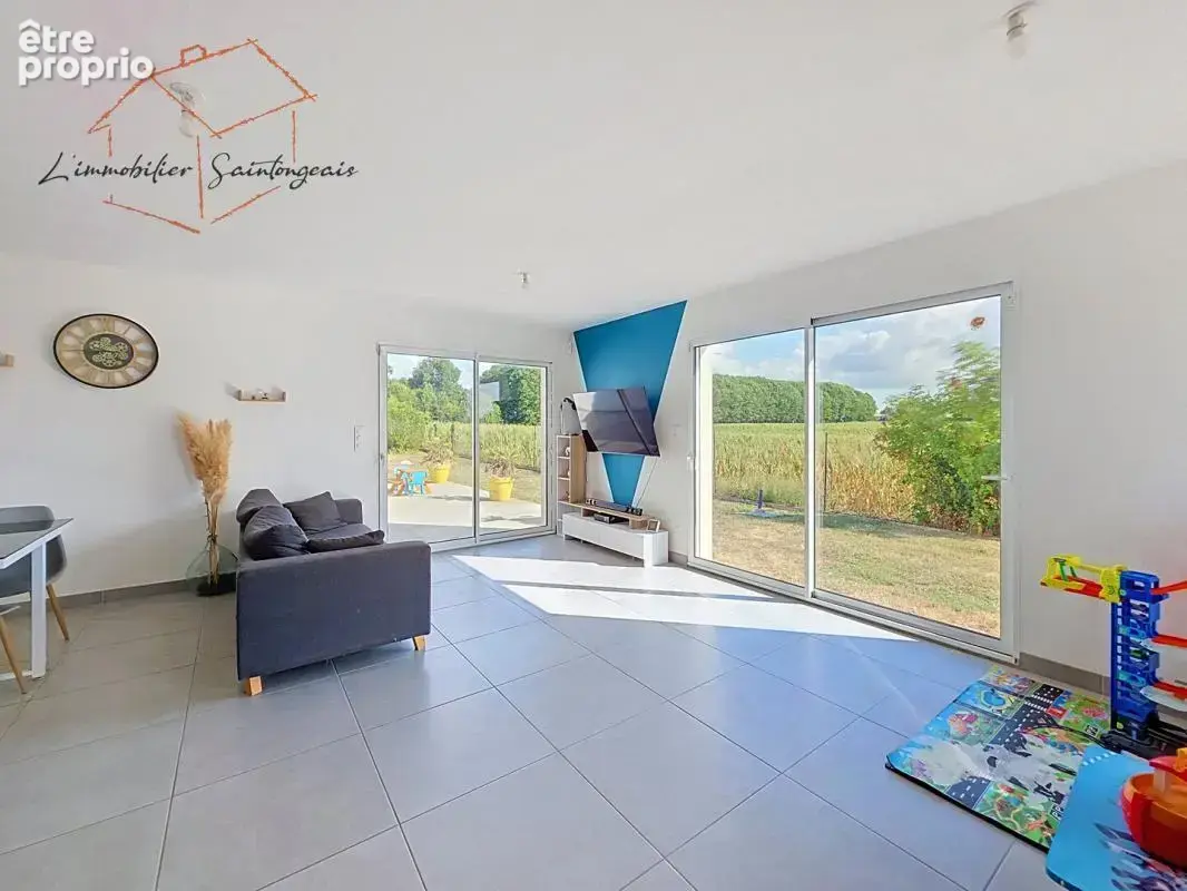 Saint-Georges-des-Coteaux  102 m²  3 Chambres  823 m² - photo 2
