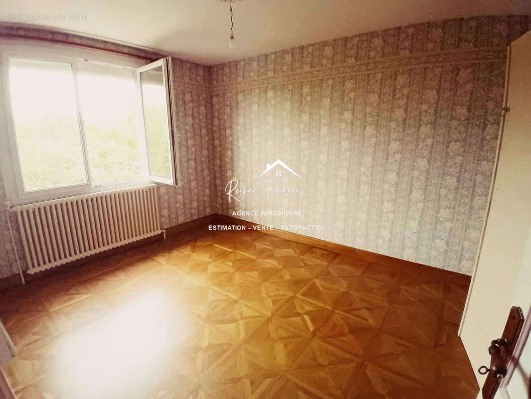 Chambre 1 avec placards - Maison à CHATELLERAULT