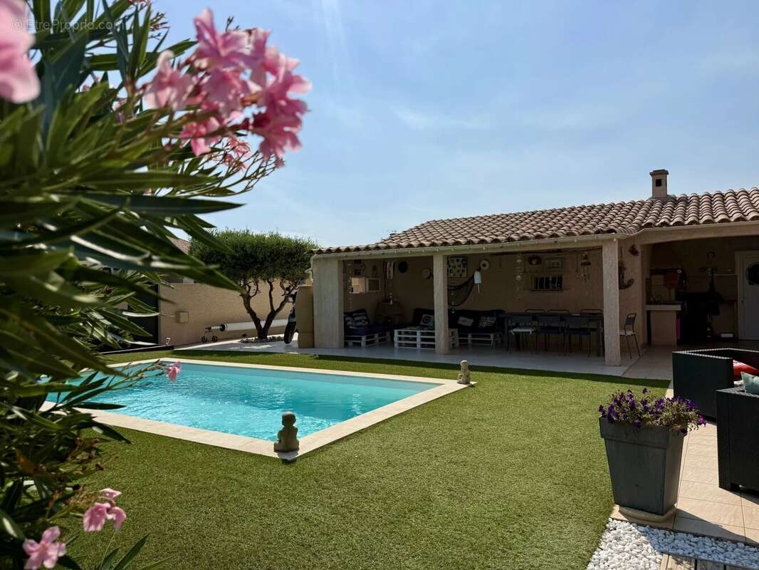 Superbe villa avec piscine sur belle parcelle de terrain arborée - photo 3