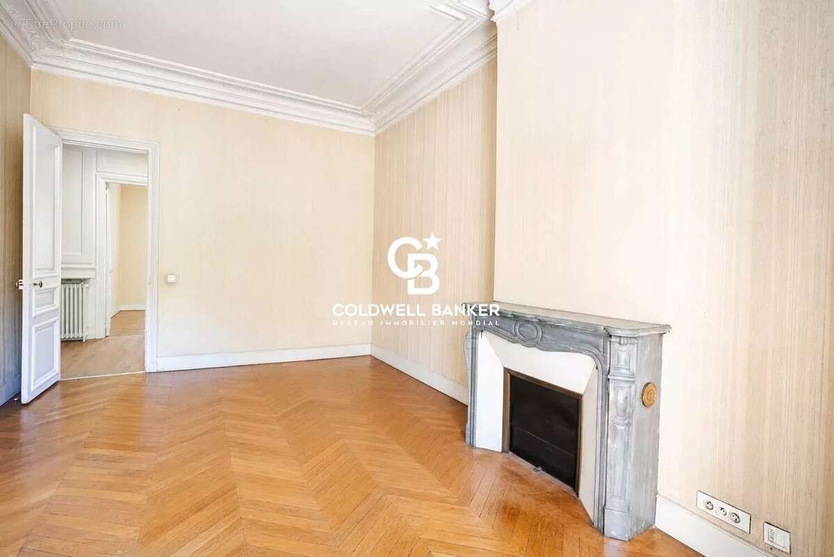 Appartement  dans un  immeuble haussmannien de grand standing - photo 4