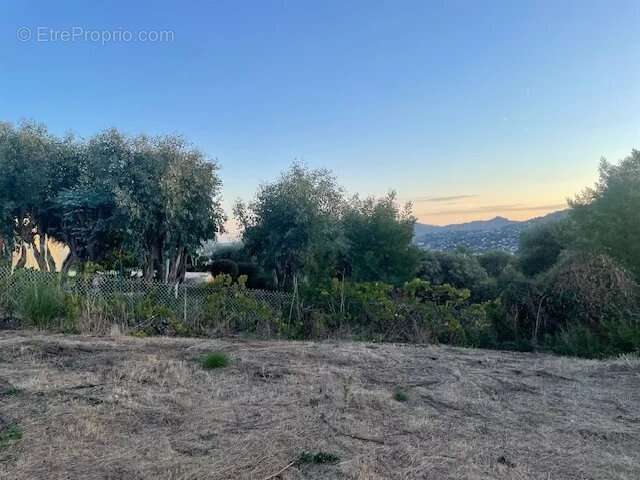 Terrain à LA ROQUETTE-SUR-SIAGNE