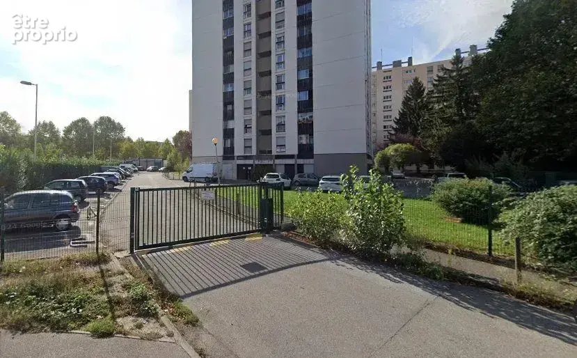 Parking à LE PONT-DE-CLAIX