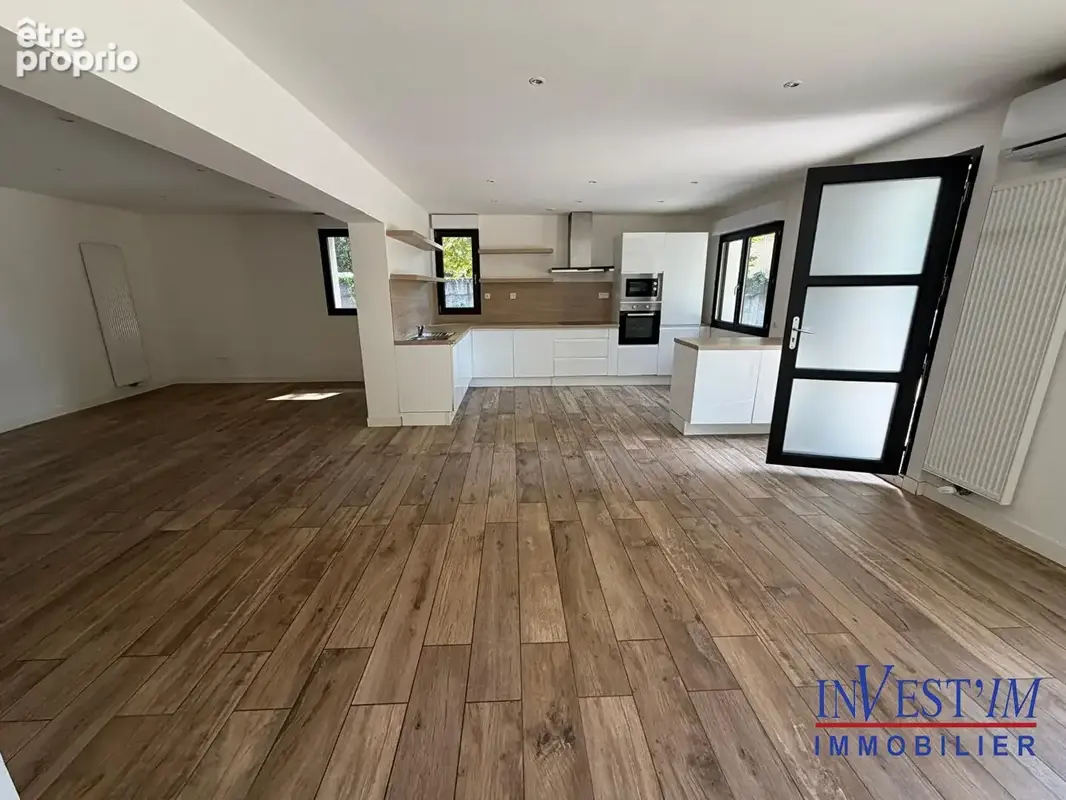 SAINT-GENIS-LAVAL -Maison de plain-pied rénovée - 126 m² - 4 chambres - Terrain 1 500 m² - photo 11